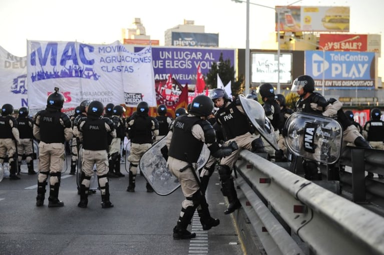 Como en Córdoba, Buenos Aires amaneció convulsionada por el paro.