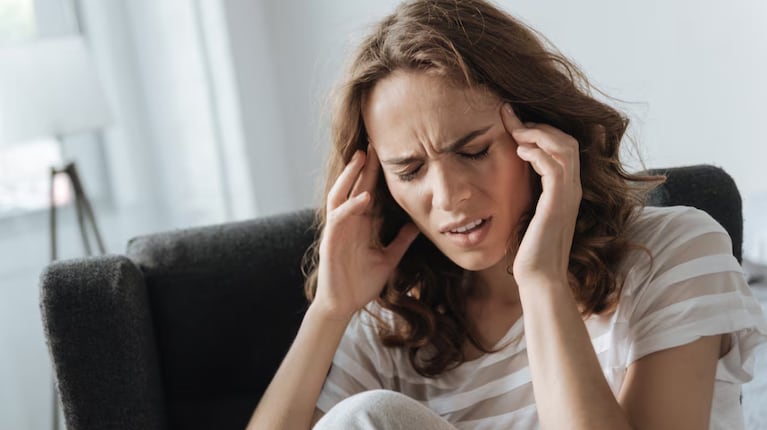 Cómo influye la automedicación en las personas que sufren migraña. (Foto: AdobeStock)