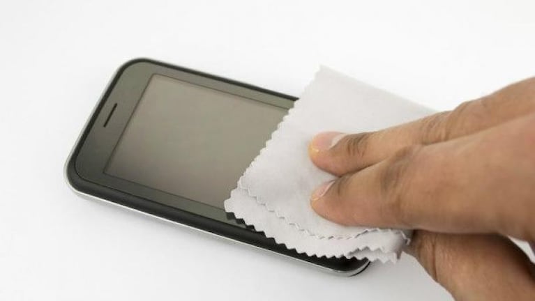 Cómo limpiar la pantalla del celular y otros dispositivos electrónicos sin arruinarlos