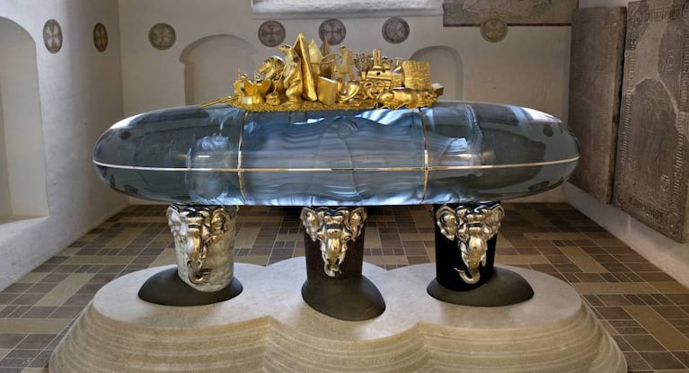 Como los faraones egipcios, la reina construyó una tumba para que la reverencien.