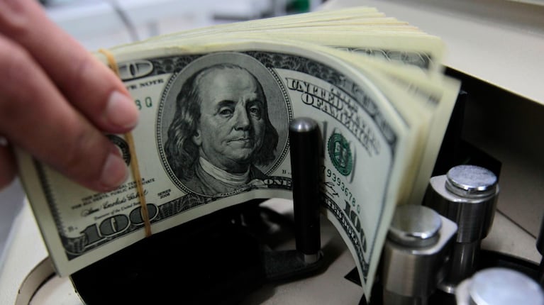 Cómo operó el dólar blue, el oficial y los financieros durante abril. (Foto: NA/Reuters)