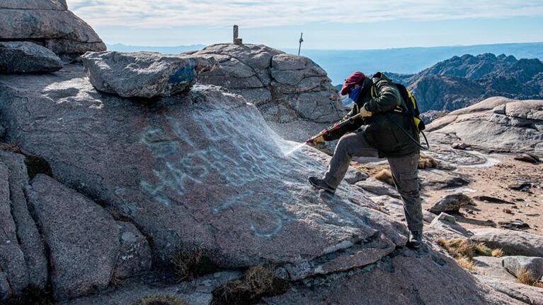 Cómo quedó la cima del Champaquí tras el acto de vandalismo