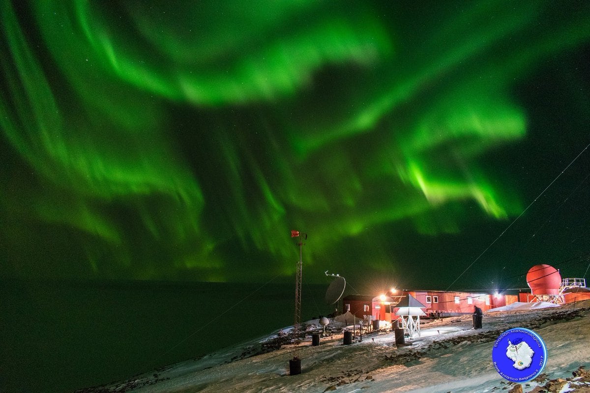 Como si fuera una obra de arte, el cielo se iluminó en la Antártida.