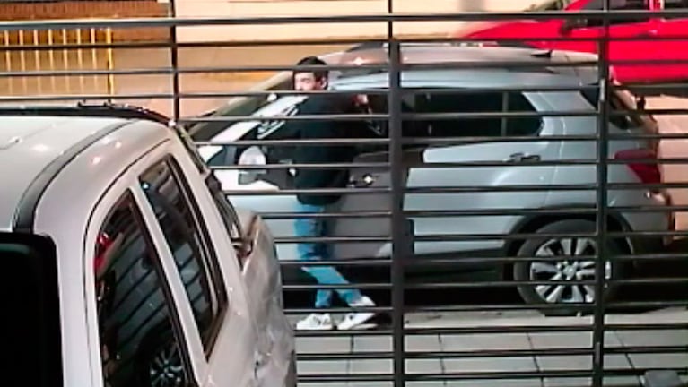 Como un profesional, el ladrón sacó el cristal completo y se metió dentro del auto. / Foto: ElDoce.tv