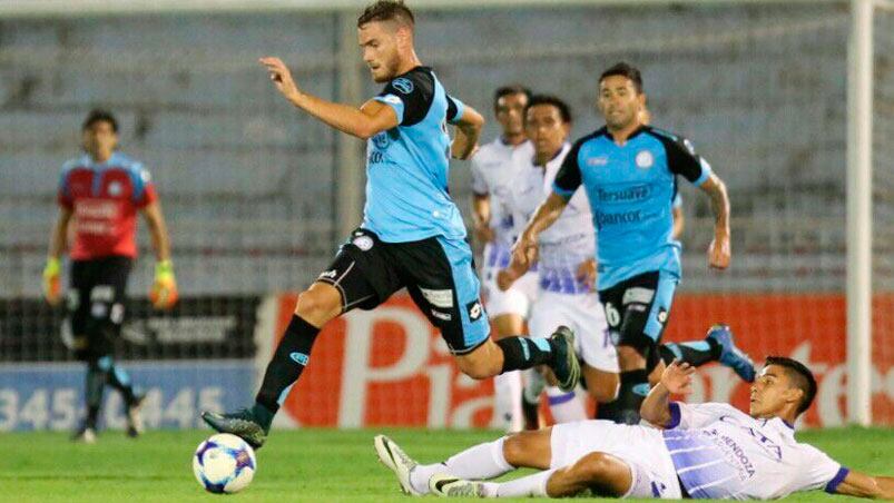 Como volante, Melano volvió a jugar en Alberdi.