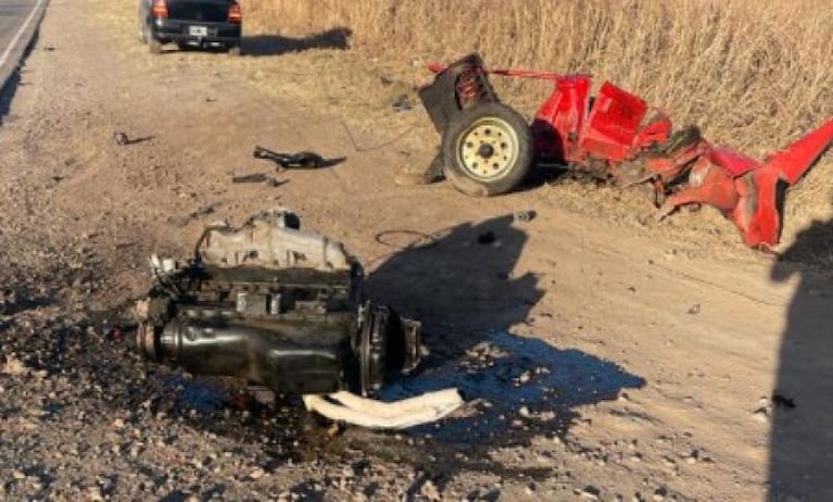 Compró un auto antiguo, a las horas chocó y lo destruyó: todos se salvaron de milagro