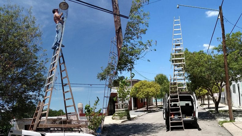 Con 58 años, Eduardo se subió a la inestable "grúa casera" para colocar un nuevo foco.