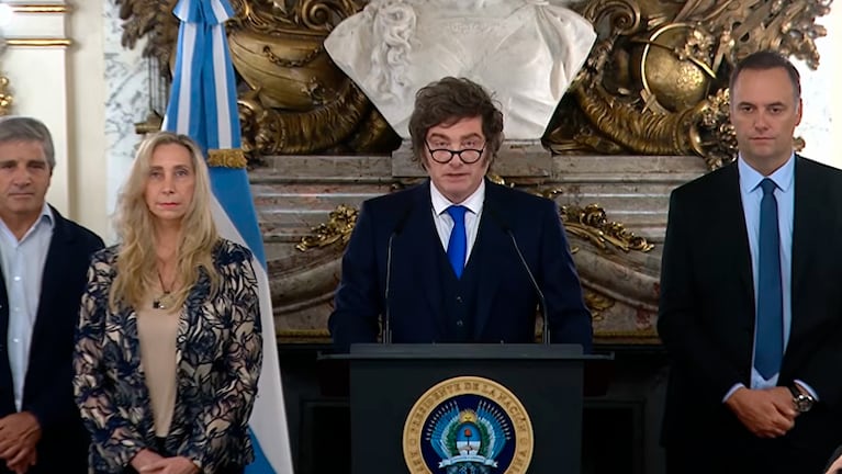 Con Adorni al lado, Milei celebró el fallo por YPF y cruzó al kirchnerismo: “Una aventura suicida”