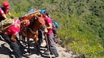 Con ayuda de caballos y mulas, rescataron el cuerpo.