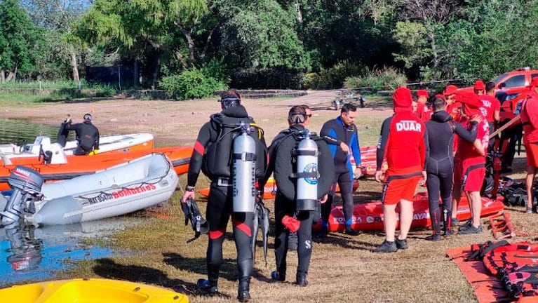 Con buzos y bomberos, reanudan la búsqueda del hombre que cayó al lago de Embalse