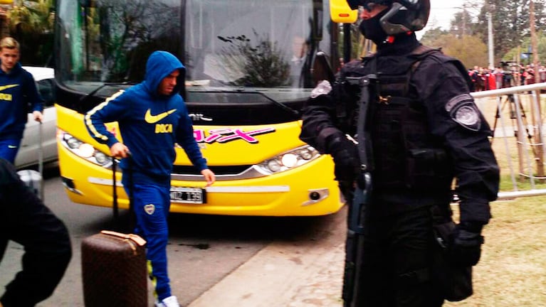 Con capucha y en silencio entró Tevez al hotel.