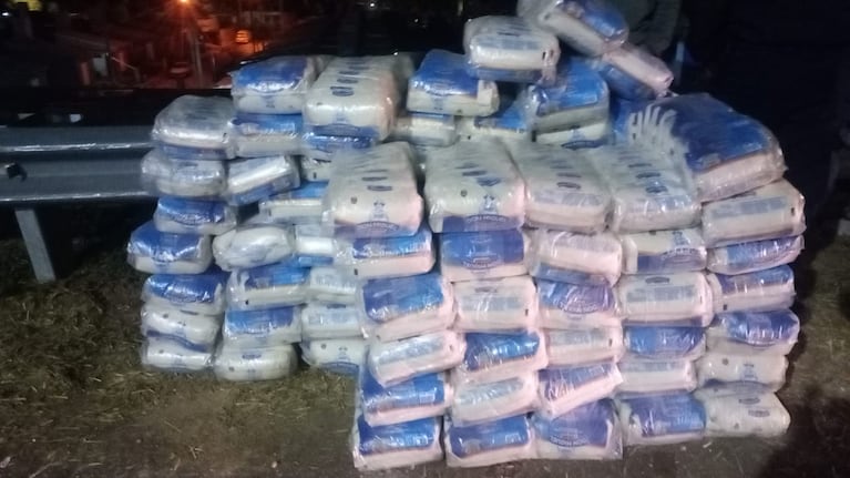 Con carretillas, saquearon un camión que volcó con 30 mil kilos de azúcar