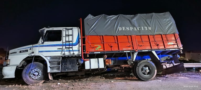 Con carretillas, saquearon un camión que volcó con 30 mil kilos de azúcar