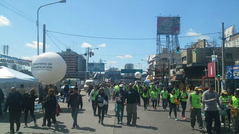 Con día soleado y frío, los jóvenes comenzaron la caminata. Foto . Ale López Mateo