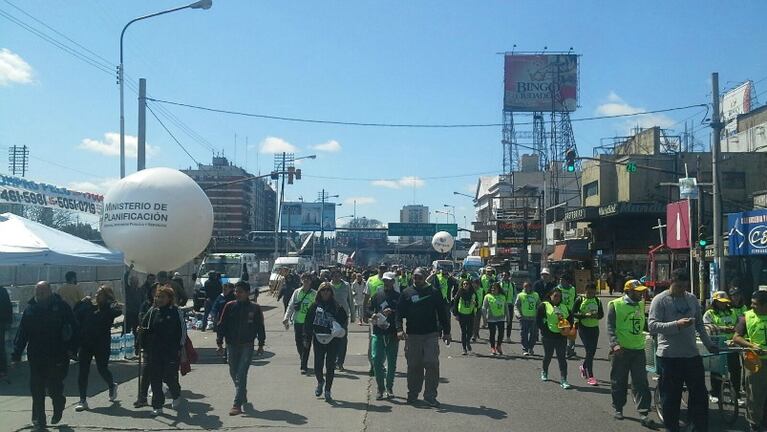 Con día soleado y frío, los jóvenes comenzaron la caminata. Foto . Ale López Mateo