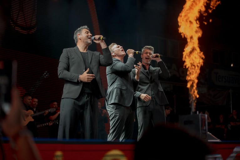 Con el anfiteatro José Hernández se inició la 60° edición del festival de Jesús María. Destino San Javier cantó el clásico tema del festival.