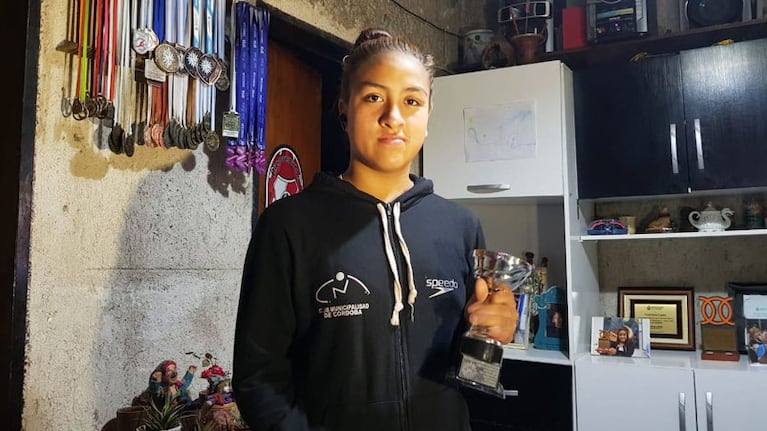 Con el apoyo de su familia vende las empanadas en el barrio y en el colegio.