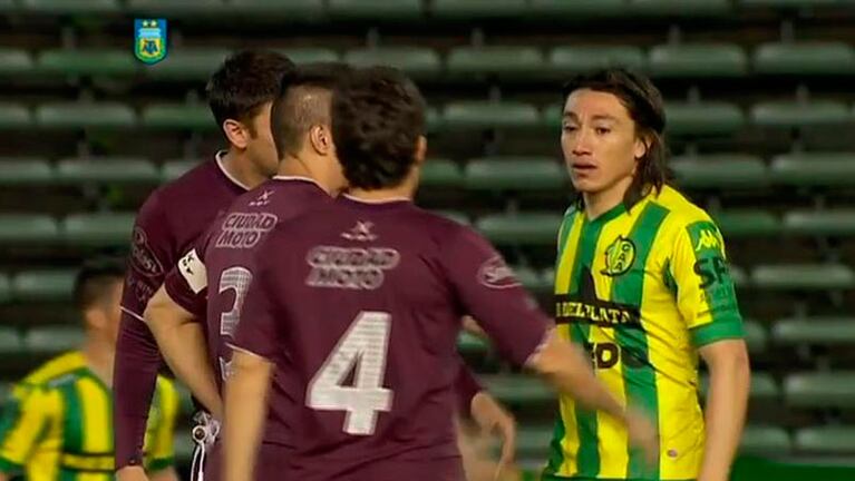 Con el ojo morado. Lugüercio prefirió salir a la cancha tras el ataque de los hinchas.