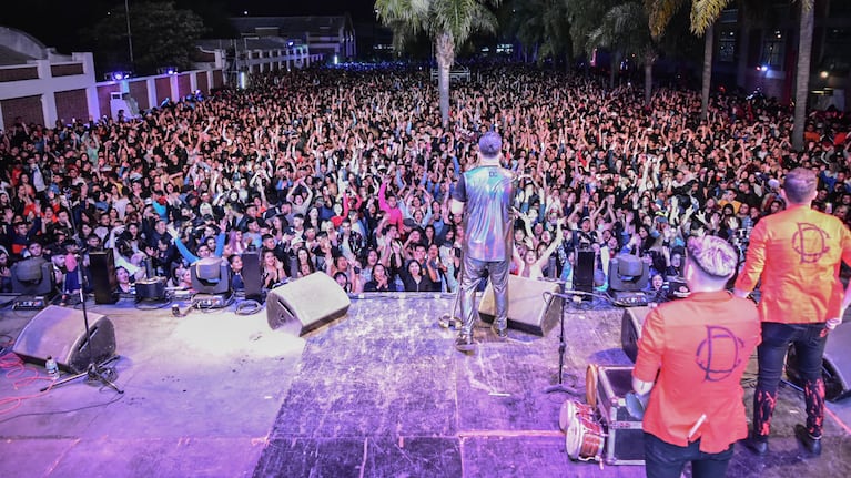 Con entradas agotadas, el público vibró a puro cuarteto damianero al aire libre.