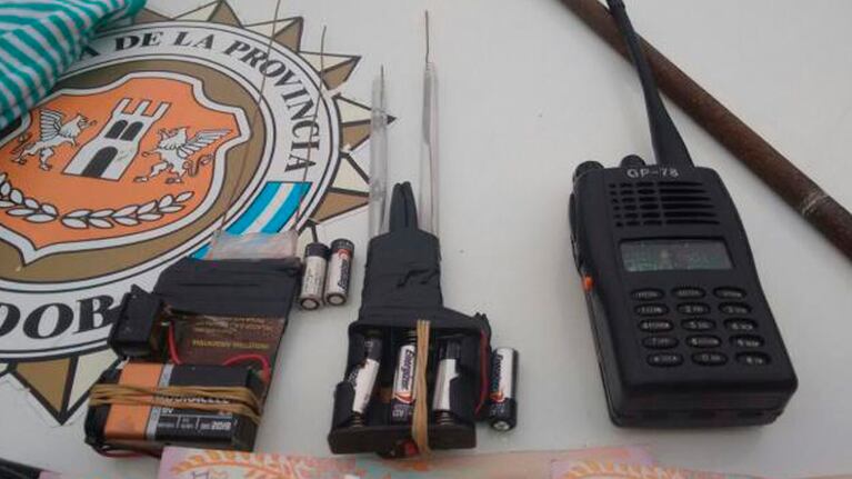 Con estos inhibidores de alarmas robaban. Foto: prensa de la Policía.