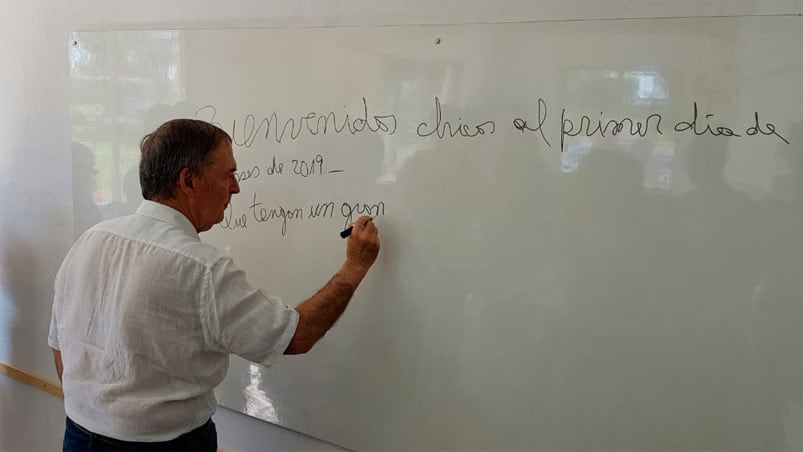 Con fibrón en mano, el gobernador dejó escrito su mensaje.