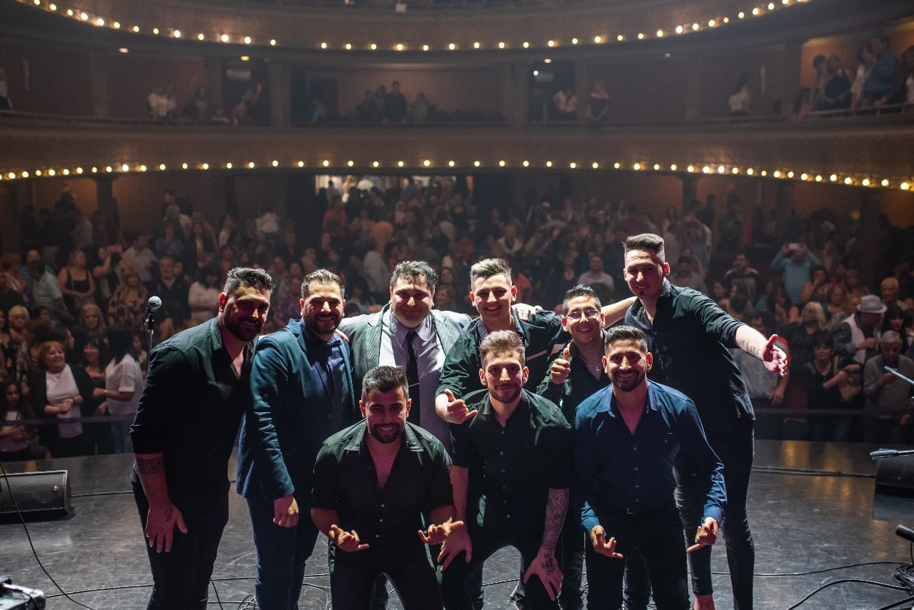 Con invitados de lujo, el cuarteto celebró la carrera musical del "Triunfador".