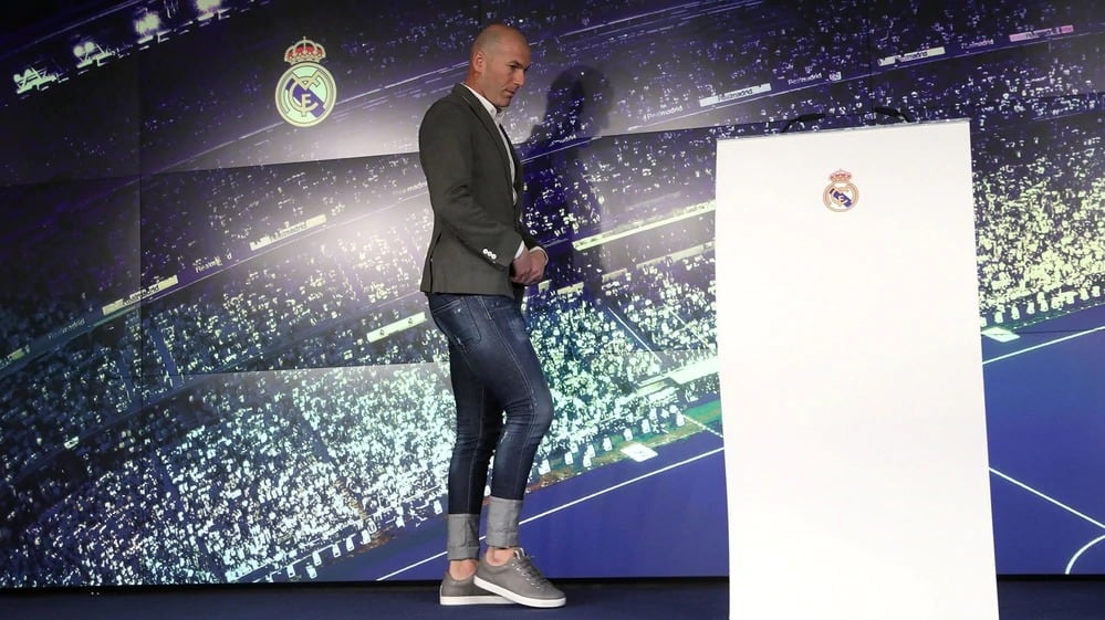 Con jeans rotos y doblados y unas zapatillas de cuero, Zidane se lució en su vuelta al Real Madrid.