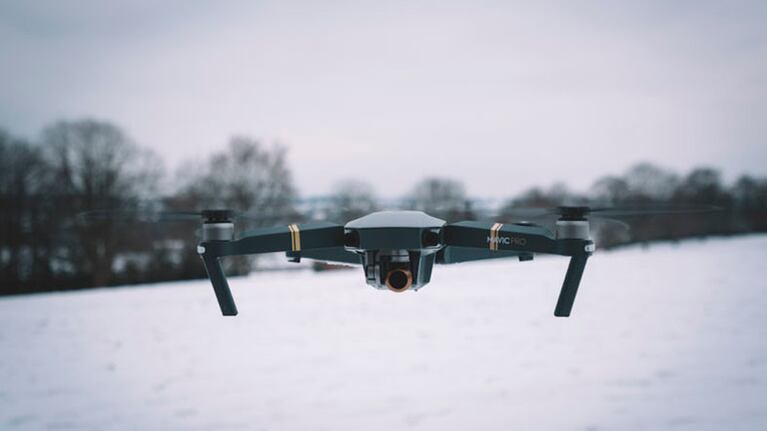 Con la ayuda de un dron ayudaron a rescatar al alpinista.