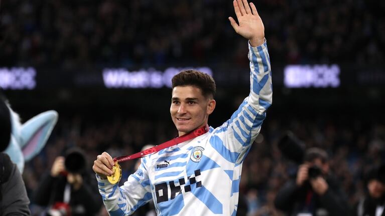 Con la medalla de campeón del mundo en mano, Julián mejoró su contrato.
