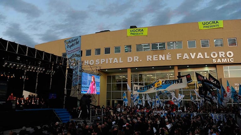 Con la militancia presente, CFK inauguró el Hospital. Foto: Clarín.