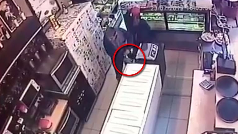 Con las manos en el celular: el ladrón quedó escrachado en el video.