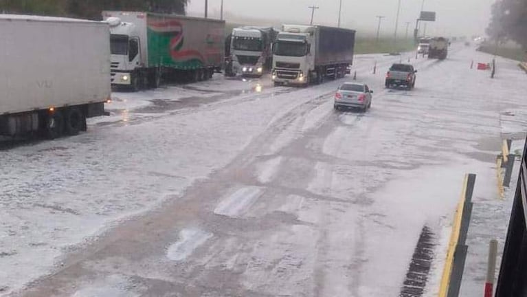 Con lluvia y rayos, llegó la tormenta a la ciudad de Córdoba