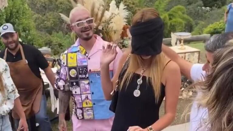 Con los ojos vendados, Valentina recibió su regalo sorpresa.