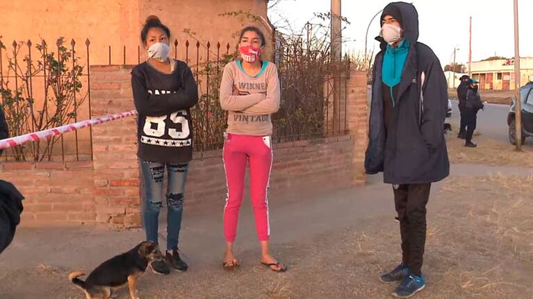 Con los pies descubiertos en medio del frío polar, una joven mamá contó la dura situación que atraviesan.