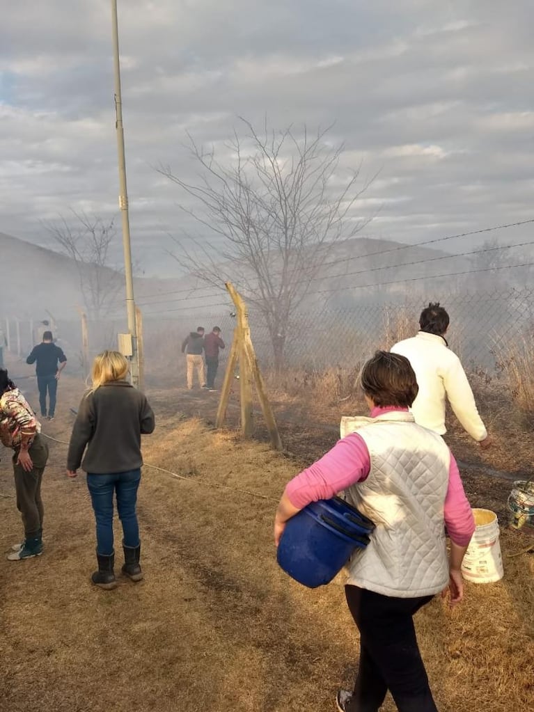 Con mangueras y baldes, vecinos de un country de La Calera combaten un incendio