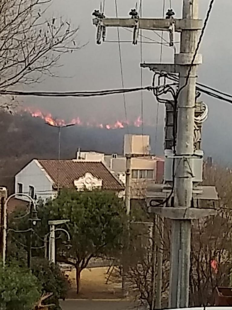 Con mangueras y baldes, vecinos de un country de La Calera combaten un incendio