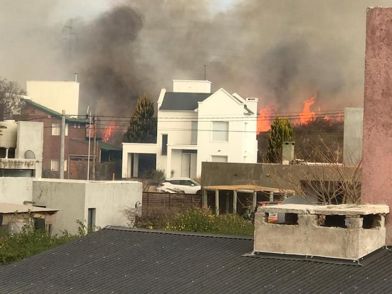 Con mangueras y baldes, vecinos de un country de La Calera combaten un incendio