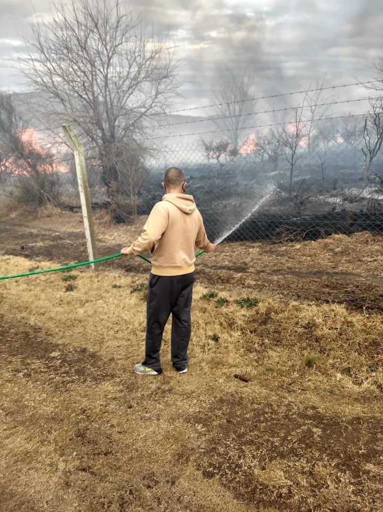 Con mangueras y baldes, vecinos de un country de La Calera combaten un incendio