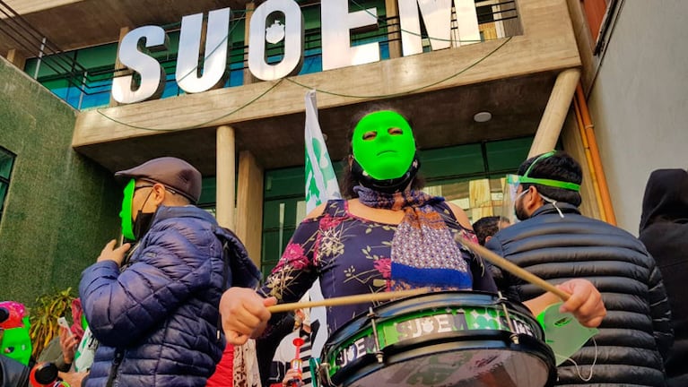 Con máscaras de todo tipo, reclaman frente a la sede del gremio en el centro.