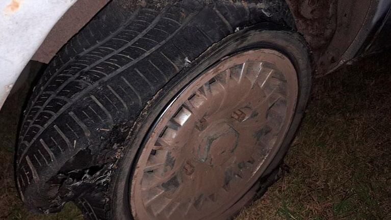 Con materiales propios, vecinos taparon un peligroso bache en la ruta provincial 6