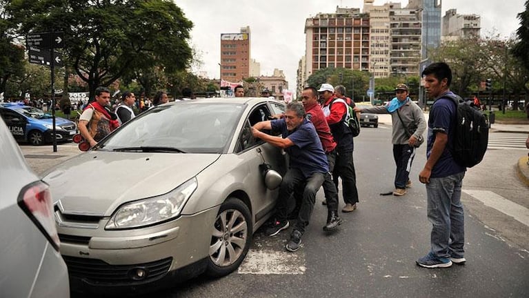 Con su auto, arrastró media cuadra a un piquetero que quiso frenarlo