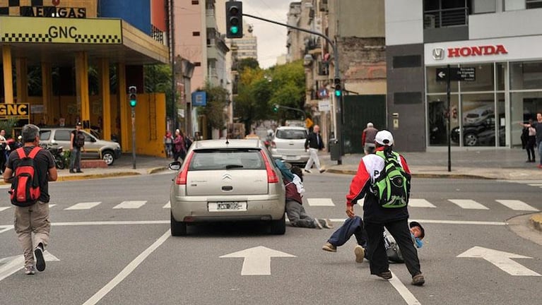 Con su auto, arrastró media cuadra a un piquetero que quiso frenarlo