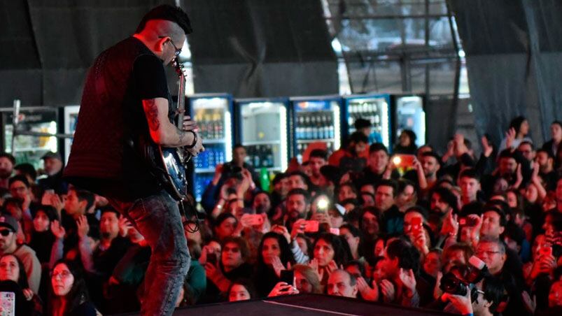 Con su guitarra hizo vibrar al Quality. / Foto: Lucio Casalla Cuarteteando.com