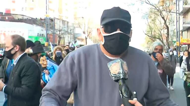 Con tapabocas, lentes de sol y gorra, el municipal lanzó fuertes declaraciones.