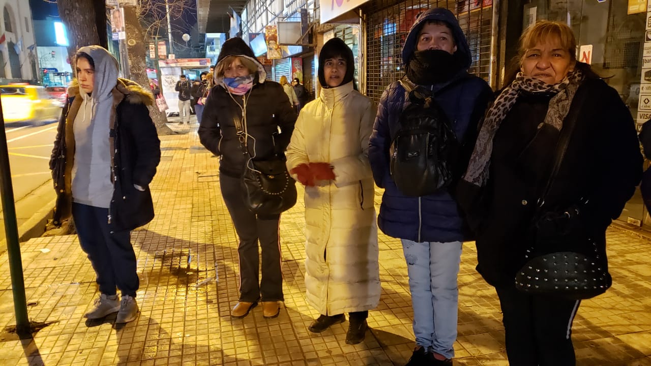 Con todo el abrigo encima. Así salió la gente a la calle hoy. 