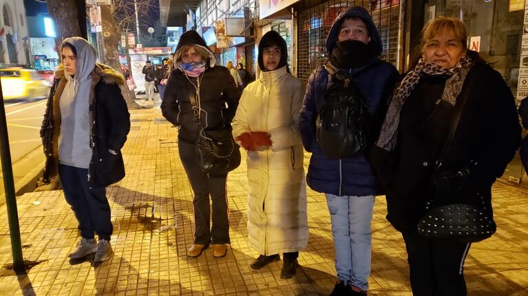 Con todo el abrigo encima. Así salió la gente a la calle hoy.
