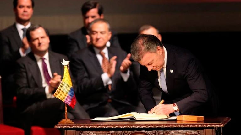 Con un balígrafo firmaron un nuevo pacto de paz.