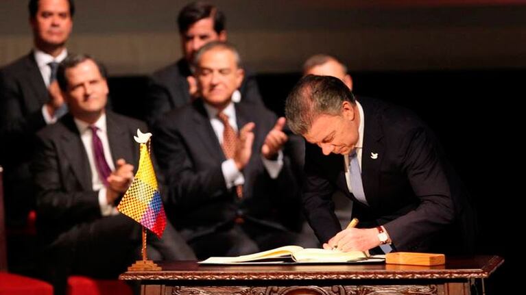 Con un balígrafo firmaron un nuevo pacto de paz.