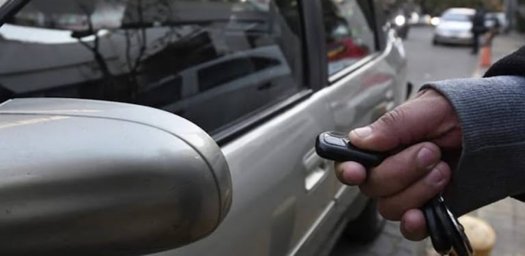 Con un inhibidor de señal y un handy se puede dejar sin efecto la alarma del auto. Foto: Alertastransito.com
