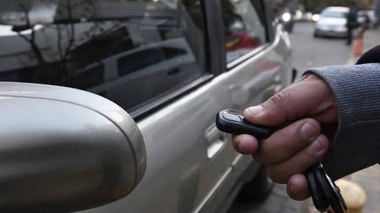 Con un inhibidor de señal y un handy se puede dejar sin efecto la alarma del auto. Foto: Alertastransito.com